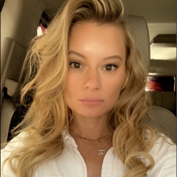 Meet your Poshers, Jennifer & Serena - Picture 3 of 5